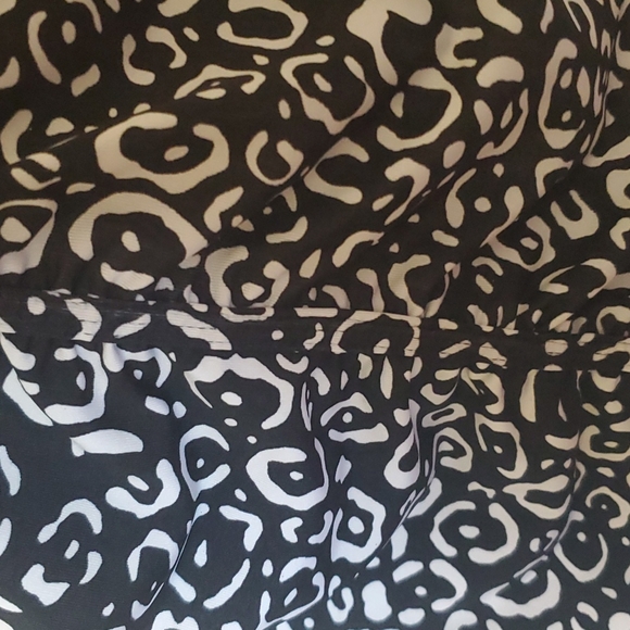 Elementz black and white pattern short sleeve rouched top - Picture 3 of 7